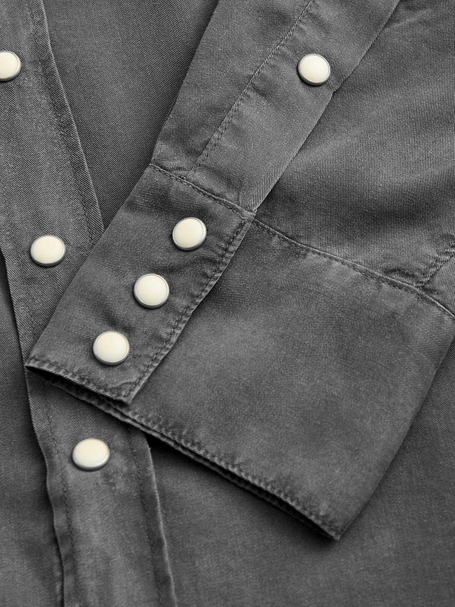 手染めフリルヤーン №8 Tencel Gabardine Pearl Snap Shirt in Faded Black – Blue Owl Workshop