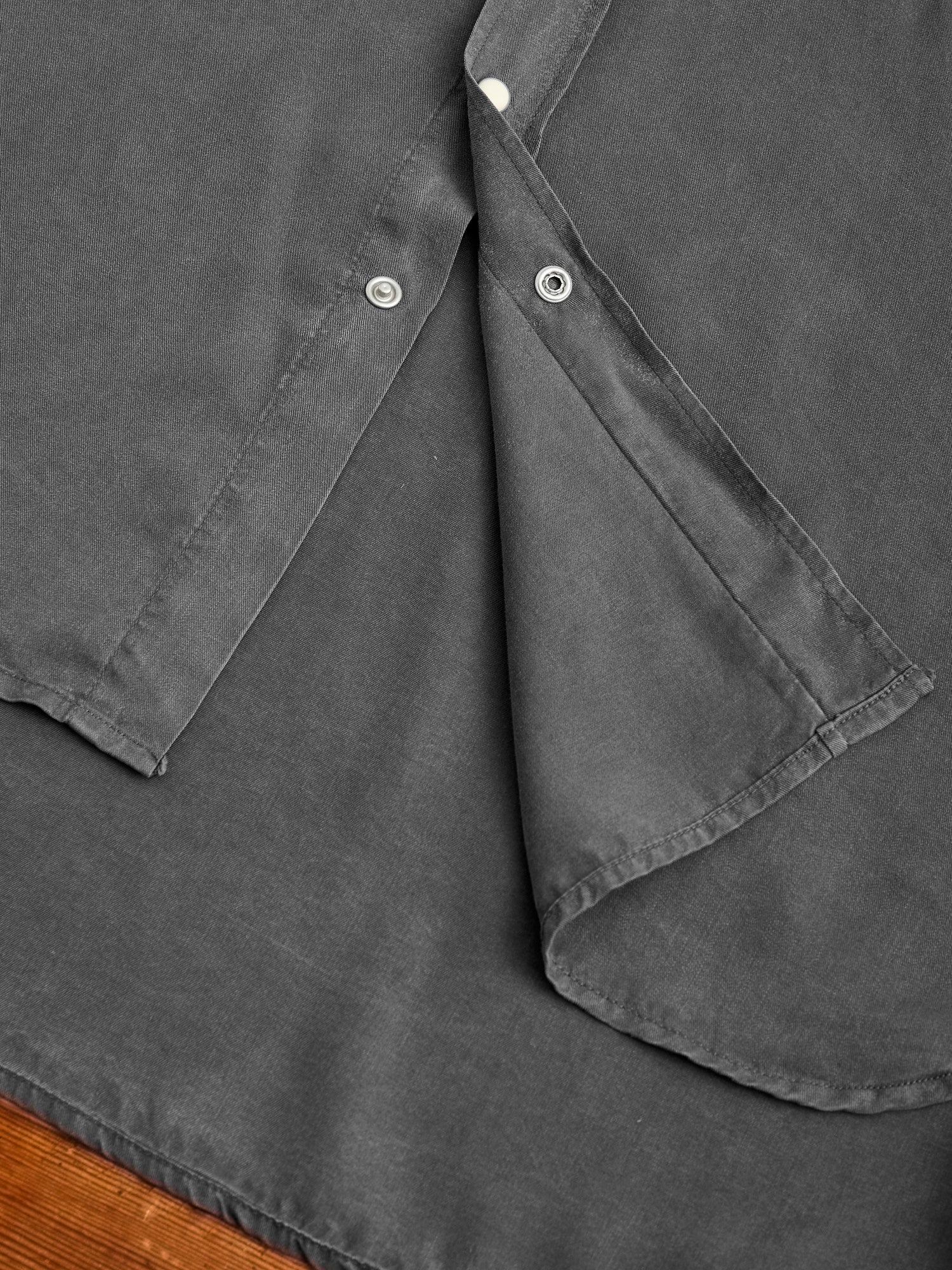 手染めフリルヤーン №8 Tencel Gabardine Pearl Snap Shirt in Faded Black – Blue Owl Workshop