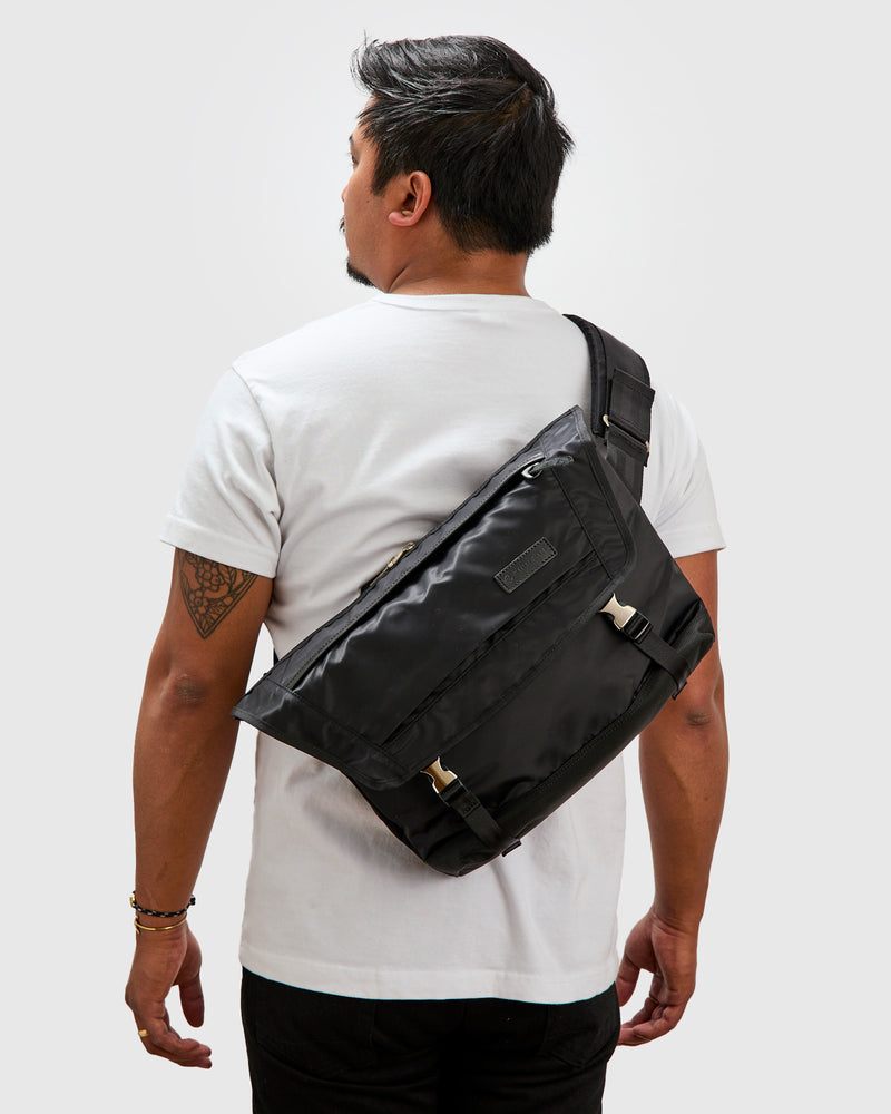 Lightning V2 Messenger Bag in Black