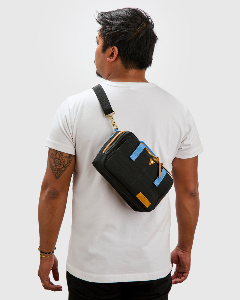 Link Shoulder Bag v2 in Black