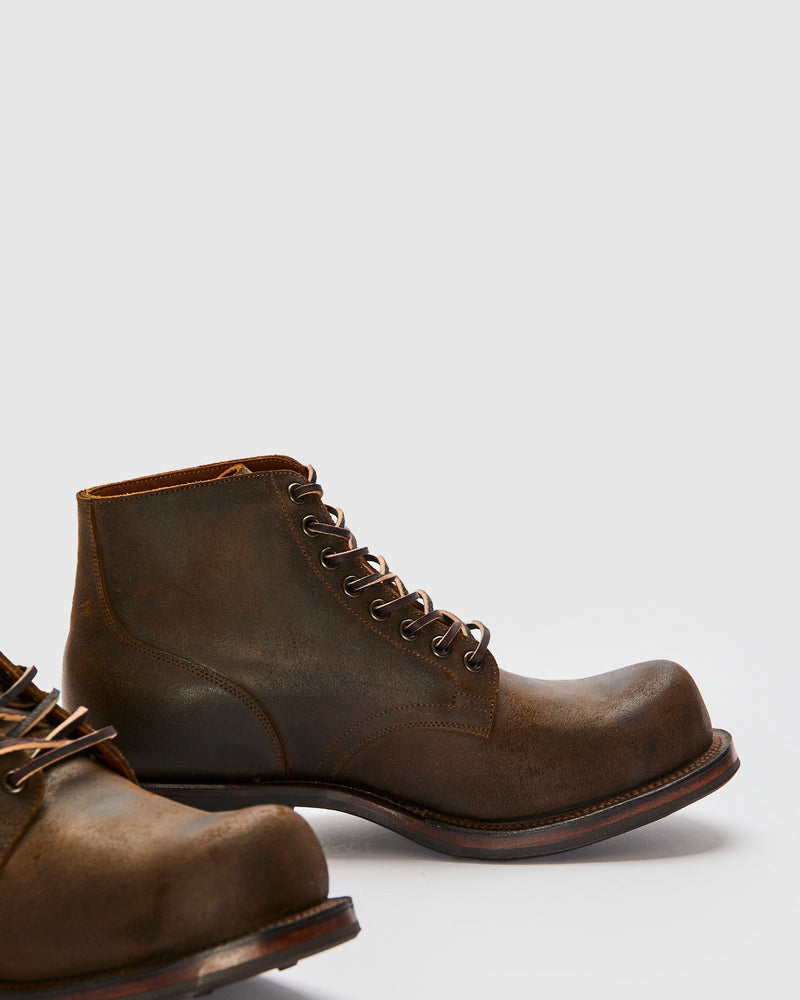Service Boot 310 in Coyote Waxy Commander