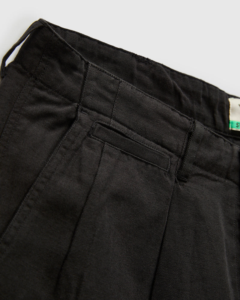 Linen Pleated Chino in Faded Black
